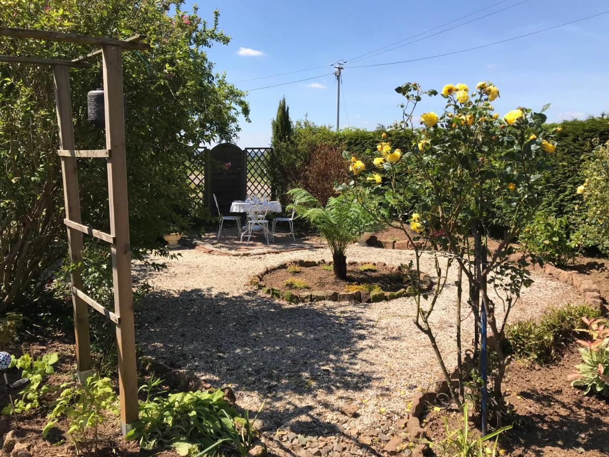 Bed and Breakfast Le Jardin Des Fees Savigny-le-Vieux Exterior foto